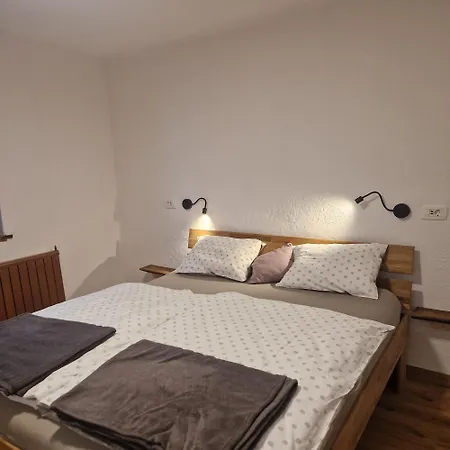 Andrejev Dom Na Slemenu Couette-café Sostanj